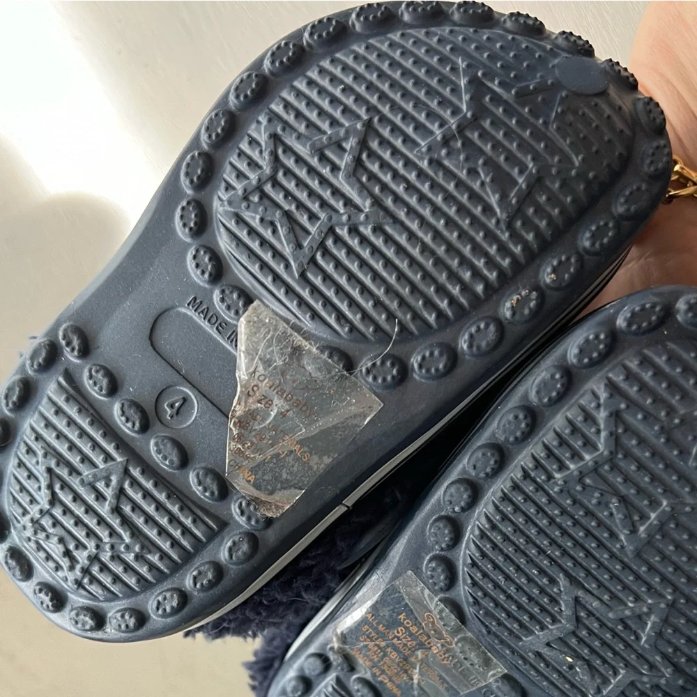 Bundle of two pairs of baby shoes